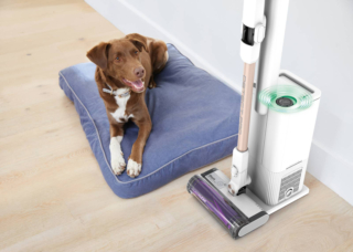 L’aspirapolvere senza filo Shark Detect Pro IW3611EU ha una base di svuotamento automatico dotata di un sistema anti-allergeni, ideale per catturare allergeni comuni e mantenere l’aria più pulita. Inoltre, la tecnologia Odour Neutralizer contribuisce a neutralizzare eventuali cattivi odori, assicurando un ambiente fresco durante la pulizia. Ha autonomia fino a 60 minuti, display a LED, rullo spazzola multi superficie e tecnologia antigrovigli che rimuove i peli dal rullo spazzola durante la pulizia. Prezzo 399,99 euro. www.sharkclean.it L’aspirapolvere senza filo Shark Detect Pro IW3611EU ha una base di svuotamento automatico dotata di un sistema anti-allergeni, ideale per catturare allergeni comuni e mantenere l’aria più pulita. Inoltre, la tecnologia Odour Neutralizer contribuisce a neutralizzare eventuali cattivi odori, assicurando un ambiente fresco durante la pulizia. Ha autonomia fino a 60 minuti, display a LED, rullo spazzola multi superficie e tecnologia antigrovigli che rimuove i peli dal rullo spazzola durante la pulizia. Prezzo 399,99 euro. www.sharkclean.it
