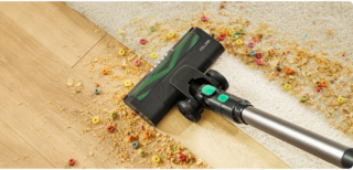 Leggero e versatile, Blitz V9 di Vactidy è dotato di un motore brushless 250 watt che cattura senza sforzo polvere, detriti e peli di animali. Lo sterzo girevole a 180° consente di manovrare e raggiungere facilmente i letti e i mobili bassi e la spazzola a LED rivela la polvere nascosta invisibile ad occhio nudo. È dotato di un sistema di filtraggio a ciclone sigillato, filtro e batteria ricaricabile con autonomia fino a 45 minuti in modalità a bassa aspirazione. Prezzo 139 euro. www.vactidy.com Leggero e versatile, Blitz V9 di Vactidy è dotato di un motore brushless 250 watt che cattura senza sforzo polvere, detriti e peli di animali. Lo sterzo girevole a 180° consente di manovrare e raggiungere facilmente i letti e i mobili bassi e la spazzola a LED rivela la polvere nascosta invisibile ad occhio nudo. È dotato di un sistema di filtraggio a ciclone sigillato, filtro e batteria ricaricabile con autonomia fino a 45 minuti in modalità a bassa aspirazione. Prezzo 139 euro. www.vactidy.com