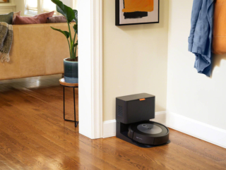 Il robot aspirapolvere iRobot Roomba j7+ ha il sistema di svuotamento automatico della polvere Clean Base® progettato per integrarsi alla perfezione nella casa. È dotato della tecnologia di navigazione PrecisionVision che memorizza forma e dimensioni di ogni stanza e le posizioni dei vari mobili, per pulire proprio dove è più necessario. Combinando tutto questo con la tecnologia Imprint™ Smart Mapping, può apprendere la planimetria di una casa, offrendo la possibilità di scegliere quali stanze pulire attraverso l'app iRobot Home o un assistente vocale. Misura Ø 34 x H 9 cm. Prezzo 899 euro.  http://www.nital.it Il robot aspirapolvere iRobot Roomba j7+ ha il sistema di svuotamento automatico della polvere Clean Base® progettato per integrarsi alla perfezione nella casa. È dotato della tecnologia di navigazione PrecisionVision che memorizza forma e dimensioni di ogni stanza e le posizioni dei vari mobili, per pulire proprio dove è più necessario. Combinando tutto questo con la tecnologia Imprint™ Smart Mapping, può apprendere la planimetria di una casa, offrendo la possibilità di scegliere quali stanze pulire attraverso l'app iRobot Home o un assistente vocale. Misura Ø 34 x H 9 cm. Prezzo 899 euro.  http://www.nital.it