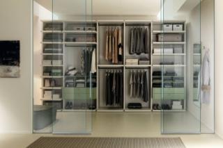 Permette di avere tutto in perfetto ordine la composizione che è racchiusa da ante in vetro trasparente; la struttura è realizzata in essenza Quarzo, i cassetti sono in Laccato flora. Misura L 414,5 x P 52,2 x H 258 cm. Prezzo 3.535 euro (iva compresa). www.moretticompact.it