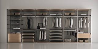 Elegante e raffinata la composizione Cover Open di Rimadesio: è in grado di offrire la massima flessibilità compositiva ed è realizzata sempre su misura, in altezza e in larghezza, per sfruttare al meglio lo spazio disponibile. I sottili profili frontali in alluminio scandiscono la composizione; il top e il basamento interno sono disponibili in legno laccato e nella finitura melaminico. Gli accessori sono in similpelle in sette tonalità. Prezzo su richiesta. www.rimadesio.it