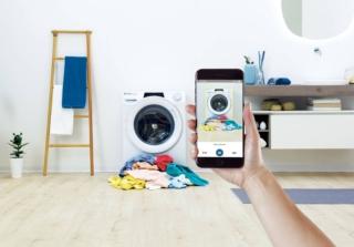 RapidÓ RO 1284DWMSE/1-S di Candy è semplice e veloce da utilizzare grazie alla connettività che ne permette la gestione anche con la voce. Con la funzione Snap&Wash basta fotografare la biancheria posizionata di fronte alla lavatrice per sapere che ciclo di lavaggio utilizzare: l’App Candy simply-Fi suggerisce infatti il programma migliore e più rapido da eseguire. Da 8 Kg, in classe A è profonda 53 cm. Misura L 60 x P 53 x H 85 cm. Prezzo 349 euro. www.candy.it RapidÓ RO 1284DWMSE/1-S di Candy è semplice e veloce da utilizzare grazie alla connettività che ne permette la gestione anche con la voce. Con la funzione Snap&Wash basta fotografare la biancheria posizionata di fronte alla lavatrice per sapere che ciclo di lavaggio utilizzare: l’App Candy simply-Fi suggerisce infatti il programma migliore e più rapido da eseguire. Da 8 Kg, in classe A è profonda 53 cm. Misura L 60 x P 53 x H 85 cm. Prezzo 349 euro. www.candy.it