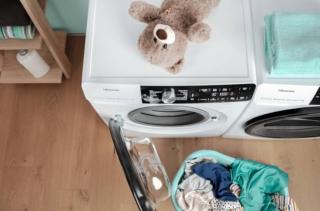 WFGA90141VM della linea Advanced di Hisense in classe energetica B, ha capacità di carico da 9 Kg. L’uso è facilitato grazie all’ampia bocca di carico da 34 cm con apertura a 180° e al cestello Wave Plus, progettato per fornire un trattamento più delicato degli indumenti. Ha tecnologia Steam Mix, che grazie all’uso del vapore rende i capi più morbidi, li sanifica e rimuove gli odori, e il programma automatico regola temperatura e durata in funzione del peso e del tipo di indumenti. Misura L 60 x P 61 x H 85 cm. Prezzo 499 euro. www.hisense.it WFGA90141VM della linea Advanced di Hisense in classe energetica B, ha capacità di carico da 9 Kg. L’uso è facilitato grazie all’ampia bocca di carico da 34 cm con apertura a 180° e al cestello Wave Plus, progettato per fornire un trattamento più delicato degli indumenti. Ha tecnologia Steam Mix, che grazie all’uso del vapore rende i capi più morbidi, li sanifica e rimuove gli odori, e il programma automatico regola temperatura e durata in funzione del peso e del tipo di indumenti. Misura L 60 x P 61 x H 85 cm. Prezzo 499 euro. www.hisense.it