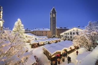 Mercatino di Natale di Vipiteno: nelle tipiche casette di legno al mercatino di Natale di Vipiteno si trovano specialità culinarie ma anche decorazioni natalizie, saponi e tisane alle erbe alpine. Tutte le manifestazioni, in programma fino al 6 gennaio 2023, si svolgono anche quest’anno al motto delle “Campane di Natale”. Quest’anno la magia delle Campane di Natale pervaderà tutto il centro, in particolare grazie al carillon di 25 campane installato sulla Torre delle Dodici, il simbolo della città. Foto: Alex Filz. www.mercatinodinatale-vipiteno.it Mercatino di Natale di Vipiteno: nelle tipiche casette di legno al mercatino di Natale di Vipiteno si trovano specialità culinarie ma anche decorazioni natalizie, saponi e tisane alle erbe alpine. Tutte le manifestazioni, in programma fino al 6 gennaio 2023, si svolgono anche quest’anno al motto delle “Campane di Natale”. Quest’anno la magia delle Campane di Natale pervaderà tutto il centro, in particolare grazie al carillon di 25 campane installato sulla Torre delle Dodici, il simbolo della città. Foto: Alex Filz. www.mercatinodinatale-vipiteno.it