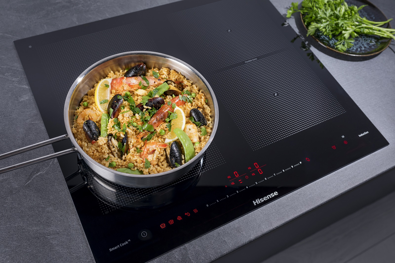 Ha profili smussati il piano cottura a induzione I6456CB di Hisense con 4 zone cottura e area Flex. È dotato di funzioni StayWarm per mantenere in caldo e SoftMelt per cotture a bagnomaria. Misura L 59,5 x P 52 cm. Prezzo 649 euro. www.hisense.it Ha profili smussati il piano cottura a induzione I6456CB di Hisense con 4 zone cottura e area Flex. È dotato di funzioni StayWarm per mantenere in caldo e SoftMelt per cotture a bagnomaria. Misura L 59,5 x P 52 cm. Prezzo 649 euro. www.hisense.it