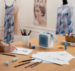 Ultracompatto, molto leggero e con maniglie per un facile trasporto, Capsule Desk di Dè Longhi è un termoventilatore monolivello con potenza di 350 watt, ideale per la scrivania. Ha griglia orientabile, termostato di sicurezza e sistema anti ribaltamento e resistenza in ceramica che diffonde un calore omogeneo e lo mantiene a lungo. Misura L 15 x P 10 x H 17 cm. Prezzo 59,99 euro. www.delonghi.it