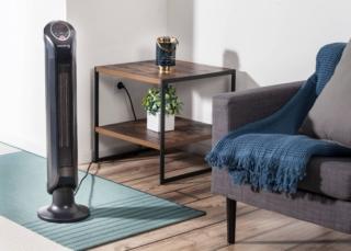 Il termoventilatore in ceramica Intense Comfort Hot di Rowenta garantisce un calore rapido regolabile su 3 modalità di potenza (1000 watt/1400 watt/2400 watt). Grazie alla tecnologia Intelligente, raggiunge e mantiene automaticamente la temperatura desiderata nella stanza, mentre la funzione ECO consente di risparmiare energia rimanendo a 19°. Dotato di telecomando, il calore si diffonde ampiamente e si distribuisce più uniformemente nella stanza grazie a un’oscillazione di 90°. Misura L 22 x P 22 x H 80 cm. Prezzo 161 euro. www.rowenta.it