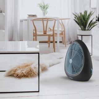 Muna Black di Ardes può emanare aria fredda e aria calda ed è perciò utilizzabile sia durante l’inverno, come stufetta elettrica, sia durante l’estate come ventilazione meccanica per il ricircolo dell'aria. Con 2 livelli di potenza, da 1000 watt a 2000 watt, è dotato di un termostato di regolazione, di un sistema di protezione anti-surriscaldamento e da un interruttore di antiribaltamento, che spegne la connessione di alimentazione nel caso in cui l’apparecchio dovesse cadere o essere ribaltato. Misura L 26 x P 17 x H 31 cm. Prezzo 39,90 euro. www.ardes.it