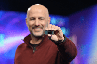 Il processore Intel Core i9-12900HK di dodicesima generazione, definendo così lo standard di settore per i processori per laptop con le più elevate prestazioni al mondo. Basato sul processo produttivo Intel 7 con il primo design ibrido di Intel, il processore H-series, guidato dal top di gamma i9-12900HK, fornisce prestazioni maggiori fino al 40% e gameplay fino al 28% più rapido rispetto al precedente leader del mercato gaming e offre numerose nuove funzionalità per creare laptop che rispondono a qualsiasi esigenza di calcolo, in qualsiasi luogo e senza compromessi. Questi processori saranno alla base dei laptop ultra-thin-and-light che saranno lanciati prossimamente. www.intel.it Il processore Intel Core i9-12900HK di dodicesima generazione, definendo così lo standard di settore per i processori per laptop con le più elevate prestazioni al mondo. Basato sul processo produttivo Intel 7 con il primo design ibrido di Intel, il processore H-series, guidato dal top di gamma i9-12900HK, fornisce prestazioni maggiori fino al 40% e gameplay fino al 28% più rapido rispetto al precedente leader del mercato gaming e offre numerose nuove funzionalità per creare laptop che rispondono a qualsiasi esigenza di calcolo, in qualsiasi luogo e senza compromessi. Questi processori saranno alla base dei laptop ultra-thin-and-light che saranno lanciati prossimamente. www.intel.it