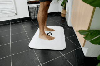 BBalance è una bilancia che funge da tappetino per il bagno che consente di prendersi cura della propria salute a casa. Controlla e raccoglie automaticamente dati su postura, peso e composizione corporea. Registra quotidianamente l'equilibrio e la postura per offrire esercizi personalizzati, in modo da vivere  una vita senza dolore e senza stress. Prezzo circa 202 euro. In prevendita su Indiegogo. www.bbalance.io BBalance è una bilancia che funge da tappetino per il bagno che consente di prendersi cura della propria salute a casa. Controlla e raccoglie automaticamente dati su postura, peso e composizione corporea. Registra quotidianamente l'equilibrio e la postura per offrire esercizi personalizzati, in modo da vivere  una vita senza dolore e senza stress. Prezzo circa 202 euro. In prevendita su Indiegogo. www.bbalance.io