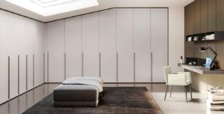 “Veste” l'angolo nella cabina armadio ricavata nel sottotetto la composizione della collezione Notte di Febal Casa che usa ante debordanti in altezza e con taglio mansardato; inoltre è dotata anche di una comoda postazione per l'home working. Le numerose ante a battente Barret in nobilitato Grigio dorian hanno le maniglie in contrasto realizzate in  nobilitato Eucalipto argento. www.febalcasa.com