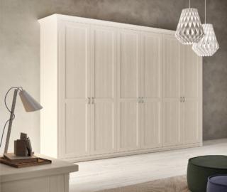 Stile classico, che lo rende un modello senza tempo, per il grande armadio battente con le ante Tabià di Scandola Mobili: le sei ante riquadrate sono realizzate in legno massello con finitura in una colorazione chiara. Lo zoccolo e la cornice ne sottolineano lo stile elegantemente retrò. Misura L 300 x P 64,5 x H 235 cm. Prezzo a partire da 2.500 euro + IVA (per la versione a 4 ante). www.scandolamobili.it