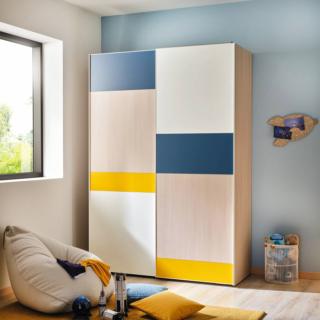 Allegre macchie di colore laccato senape e blu navy sulle ante scorrevoli, in laminato Bianco luce e Larice, del modello Slider Strip KC327 di Moretti Compact. L'apertura è facilitata dalla presenza di un profilo metallico bianco con la maniglia incorporata che incornicia le ante. Misura L 155,5 x P 60 x H 226 cm. Prezzo 1.775 euro. www.moretticompact.it