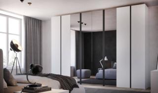 L'armadio Uno + Murano di Giessegi è corredato di quattro ante a specchio che trovano posto tra quelle in Laccato opaco Bianco: sono corredate di una maniglia nera in contrasto posizionata lungo tutto il profilo verticale. Lo specchio e la colorazione chiara delle ante laccate “sfondano” la parete e alleggeriscono la struttura, rendendola meno incombente nonostante le dimensioni. Misura L 369,5 x P 61 x H 262 cm. Prezzo  2.785 euro + IVA. www.giessegi.it