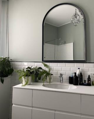 bagno bianco e nero con lavabo e con piante verdi bagno bianco e nero con lavabo e con piante verdi