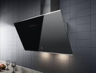Contraddistinta da un design minimale, la cappa verticale KFVB19K di Electrolux ha pannello in vetro perfettamente integrato per un preciso controllo grazie ai comandi Touch on Glass. Regolabile su 3 diverse velocità e 2 intensive, è dotata della funzione Breeze, in grado di rinfrescare l’aria senza fare alcun rumore, la tecnologia SilenceTech, invece, rimuove silenziosamente e alla massima potenza tutti gli odori (54 bd(A) alla terza velocità). Larga 90 cm, ha connessione wireless con il piano di cottura per avviarsi automaticamente quando il piano è in funzione. Prezzo da rivenditore. www.electrolux.it Contraddistinta da un design minimale, la cappa verticale KFVB19K di Electrolux ha pannello in vetro perfettamente integrato per un preciso controllo grazie ai comandi Touch on Glass. Regolabile su 3 diverse velocità e 2 intensive, è dotata della funzione Breeze, in grado di rinfrescare l’aria senza fare alcun rumore, la tecnologia SilenceTech, invece, rimuove silenziosamente e alla massima potenza tutti gli odori (54 bd(A) alla terza velocità). Larga 90 cm, ha connessione wireless con il piano di cottura per avviarsi automaticamente quando il piano è in funzione. Prezzo da rivenditore. www.electrolux.it