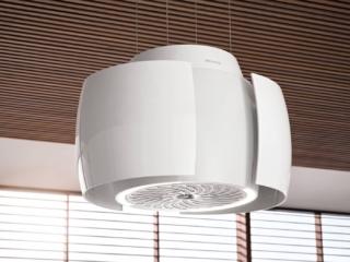 Funziona anche come lampadario per l’ambiente la cappa DA 7378D Aura di Miele. Gestibile tramite comandi smart, ha apertura motorizzata delle alette per permettere una maggiore fuoriuscita di luce. Grazie alla funzione MyAmbientLight può anche emettere luci colorate per creare diverse atmosfere. Ha potenza massima di 600 mc/h, è in classe A+ e emette una rumorosità di 66 db(A). Ø 70 cm. Prezzo 6.975 euro. www.miele.it Funziona anche come lampadario per l’ambiente la cappa DA 7378D Aura di Miele. Gestibile tramite comandi smart, ha apertura motorizzata delle alette per permettere una maggiore fuoriuscita di luce. Grazie alla funzione MyAmbientLight può anche emettere luci colorate per creare diverse atmosfere. Ha potenza massima di 600 mc/h, è in classe A+ e emette una rumorosità di 66 db(A). Ø 70 cm. Prezzo 6.975 euro. www.miele.it