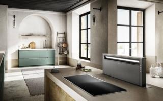 GetUp di Elica esce dal top della cucina solo quando serve per scomparire dopo l’utilizzo. In classe A, può avere finitura nero, acciaio inox, cast iron effetto ghisa o rivestibile per essere personalizzata. L’aspirazione e le luci possono essere gestite anche tramite l’assistente vocale o l’App ElicaConnect, che fornisce un feedback sulla manutenzione dei filtri. È larga 90 cm e ha livello sonoro massimo di 62 db(A). Prezzo da rivenditore. www.elica.com GetUp di Elica esce dal top della cucina solo quando serve per scomparire dopo l’utilizzo. In classe A, può avere finitura nero, acciaio inox, cast iron effetto ghisa o rivestibile per essere personalizzata. L’aspirazione e le luci possono essere gestite anche tramite l’assistente vocale o l’App ElicaConnect, che fornisce un feedback sulla manutenzione dei filtri. È larga 90 cm e ha livello sonoro massimo di 62 db(A). Prezzo da rivenditore. www.elica.com