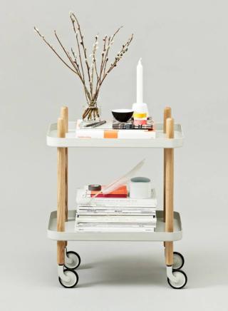 Design nordico per Block Table Light Grey di Normann Copenhagen che è caratterizzato da due ripiani in acciaio verniciato a polvere grigio chiaro sorretti da sostegni arrotondati in legno di frassino. Le ruote sono colorate in tinta e possono essere ruotate di 360 gradi. É facile da ambientare e pratico perchè può essere utilizzato da tutti e quattro i lati. Misura L 50 x P 35 x H 64 cm. Prezzo 260 euro. www.normann-copenhagen.com Design nordico per Block Table Light Grey di Normann Copenhagen che è caratterizzato da due ripiani in acciaio verniciato a polvere grigio chiaro sorretti da sostegni arrotondati in legno di frassino. Le ruote sono colorate in tinta e possono essere ruotate di 360 gradi. É facile da ambientare e pratico perchè può essere utilizzato da tutti e quattro i lati. Misura L 50 x P 35 x H 64 cm. Prezzo 260 euro. www.normann-copenhagen.com