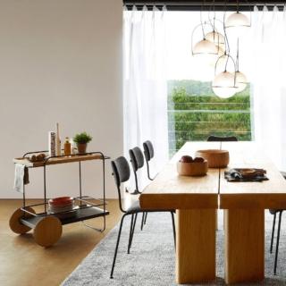 Due grandi ruote impiallacciate rovere per Tidder di La Redoute, il carrello dal design nordico che ha la struttura in metallo con finitura epossidica nera opaca. É dotato di due ripiani in MDF impiallacciato rovere, quello superiore inoltre è rimovibile per il servizio. Misura L 87 x P 54,5 x H 75 cm. Prezzo 439 euro. www.laredoute.it Due grandi ruote impiallacciate rovere per Tidder di La Redoute, il carrello dal design nordico che ha la struttura in metallo con finitura epossidica nera opaca. É dotato di due ripiani in MDF impiallacciato rovere, quello superiore inoltre è rimovibile per il servizio. Misura L 87 x P 54,5 x H 75 cm. Prezzo 439 euro. www.laredoute.it