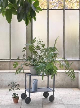 Pratici vassoi scanalati in acciaio verniciato a polvere goffrato grigio per Flow Trolley di Muuto il carrello che è dotato di quattro grandi ruote con profilo in gomma. Può essere utilizzato anche come insolito porta piante in veranda. Misura L 57,4 x P 41,8 x H 56,8 cm. Prezzo da 399 euro. www.muuto.com Pratici vassoi scanalati in acciaio verniciato a polvere goffrato grigio per Flow Trolley di Muuto il carrello che è dotato di quattro grandi ruote con profilo in gomma. Può essere utilizzato anche come insolito porta piante in veranda. Misura L 57,4 x P 41,8 x H 56,8 cm. Prezzo da 399 euro. www.muuto.com