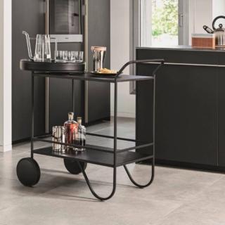 Essenziale e raffinato il carrello porta vivande Giro di Calligaris che ha la struttura realizzata in tubo di metallo quadro nella finitura nero opaco con due grandi ruote anteriori decorative mono direzionali. I due ripiani rettangolari sono in legno laccato nero opaco; il vassoio amovibile rotondo è rivestito in cuoio rigenerato. Misura L 48 x P 98 x H 82 cm. Prezzo 944 euro.  www.calligaris.com Essenziale e raffinato il carrello porta vivande Giro di Calligaris che ha la struttura realizzata in tubo di metallo quadro nella finitura nero opaco con due grandi ruote anteriori decorative mono direzionali. I due ripiani rettangolari sono in legno laccato nero opaco; il vassoio amovibile rotondo è rivestito in cuoio rigenerato. Misura L 48 x P 98 x H 82 cm. Prezzo 944 euro.  www.calligaris.com