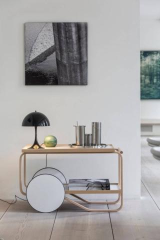 L'intramontabile design nordico per il carrello Aalto 901 bianco di Artek in vendita su Finnish Design Shop, un vero e proprio capolavoro del design. La struttura e le grandi ruote sono realizzate in betulla naturale, i piani sono rivestiti in linoleum bianco. Può essere usato come tavolino di appoggio o per servire. Misura L 90 x P 50 x H 56 cm. Prezzo 2.687 euro. www.finnishdesignshop.it L'intramontabile design nordico per il carrello Aalto 901 bianco di Artek in vendita su Finnish Design Shop, un vero e proprio capolavoro del design. La struttura e le grandi ruote sono realizzate in betulla naturale, i piani sono rivestiti in linoleum bianco. Può essere usato come tavolino di appoggio o per servire. Misura L 90 x P 50 x H 56 cm. Prezzo 2.687 euro. www.finnishdesignshop.it