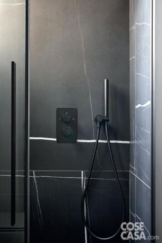 box doccia in muratura, doccetta estraibile, miscelatore a placca, pareti in gres con venature bianche box doccia in muratura, doccetta estraibile, miscelatore a placca, pareti in gres con venature bianche