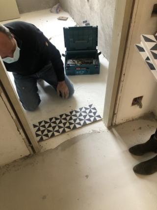 inizio della posa del pavimento del bagno inizio della posa del pavimento del bagno