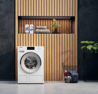 La lavatrice a carica frontale WWV 980 Passion di Miele garantisce efficienza di lavaggio grazie al sistema PowerWash, con un risparmio energetico fino al 40% e tempi ridotti (anche inferiori a un’ora) grazie a QuickPowerWash. È dotata di sistema di dosaggio automatico TwinDos ed è capiente 9 kg anche se la funzione SingleWash permette di lavare anche un singolo capo. Il cestello a nido d’ape protegge i tessuti impedendo di rimanere incastrati. In classe A, misura L 60 x P 65 x H 85 cm. Prezzo 2.899 euro. www.miele.it La lavatrice a carica frontale WWV 980 Passion di Miele garantisce efficienza di lavaggio grazie al sistema PowerWash, con un risparmio energetico fino al 40% e tempi ridotti (anche inferiori a un’ora) grazie a QuickPowerWash. È dotata di sistema di dosaggio automatico TwinDos ed è capiente 9 kg anche se la funzione SingleWash permette di lavare anche un singolo capo. Il cestello a nido d’ape protegge i tessuti impedendo di rimanere incastrati. In classe A, misura L 60 x P 65 x H 85 cm. Prezzo 2.899 euro. www.miele.it