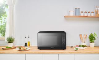 Capiente 31 litri e con piatto rotante da 34 cm, NN-GT46KB di Panasonic ha 24 programmi automatici di cui 3 per il menù dei bambini per preparare puree e zuppe. Regolabile su 7 livelli di potenza del microonde, hagrill al quarzo da 1.100 watt che consente una doratura ottimale degli alimenti. Misura L 52,5 x P 40 x H 31 cm. Prezzo 260 euro. www.panasonic.com/it Capiente 31 litri e con piatto rotante da 34 cm, NN-GT46KB di Panasonic ha 24 programmi automatici di cui 3 per il menù dei bambini per preparare puree e zuppe. Regolabile su 7 livelli di potenza del microonde, hagrill al quarzo da 1.100 watt che consente una doratura ottimale degli alimenti. Misura L 52,5 x P 40 x H 31 cm. Prezzo 260 euro. www.panasonic.com/it