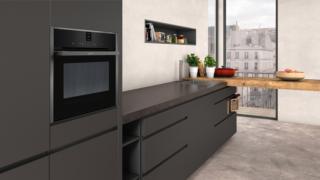 Capiente 36 litri e con potenza di 900 watt, il forno a microonde da incasso Serie N70 C17UR02G0 di Neff ha 7 programmi automatici per un aiuto veloce e semplice in cucina e 3 programmi di scongelamento. Regolabile su 5 livelli di potenza ha controllo elettronico, illuminazione a led e orologio elettronico con timer e programmatore. È incassabile in un vano da 60 cm. Prezzo 1.525 euro. www.neff-home.com/it/ Capiente 36 litri e con potenza di 900 watt, il forno a microonde da incasso Serie N70 C17UR02G0 di Neff ha 7 programmi automatici per un aiuto veloce e semplice in cucina e 3 programmi di scongelamento. Regolabile su 5 livelli di potenza ha controllo elettronico, illuminazione a led e orologio elettronico con timer e programmatore. È incassabile in un vano da 60 cm. Prezzo 1.525 euro. www.neff-home.com/it/