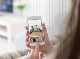 Prove di parquet dallo smartphone
Con il Parquet Visualizer di Bauwerk (www.bauwerk-parkett.com) basta caricare sul sito, nell’omonima sezione, una foto della stanza in cui si vuole aggiungere il nuovo pavimento scelto da catalogo, e in pochi secondi si potrà vedere il risultato. Attraverso una serie di filtri, si può modificare il tipo di legno, il colore o l’essenza. Si può variare la posa e scegliere la geometria preferita. Nella definizione dell'immagine, il Visualizer tiene in considerazione anche dettagli come i mobili presenti, l’incidenza della luce e le ombreggiature. Una volta scelta la varietà preferita, il sistema indica il punto vendita più vicino. L’operazione non richiede iscrizioni o inserimento di dati personali.