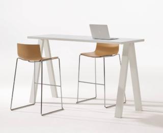 Una solida struttura per la scrivania alta Cross di Arper che permette di collegare i computer alla presa centrale. Il top rettangolare è rivestito in laminato Fenix candido e le gambe inclinate sono in acciaio verniciato bianco. Misura L 159 x P 59 x H 105 cm. Prezzo a partire da 1.216 euro. www.arper.com Una solida struttura per la scrivania alta Cross di Arper che permette di collegare i computer alla presa centrale. Il top rettangolare è rivestito in laminato Fenix candido e le gambe inclinate sono in acciaio verniciato bianco. Misura L 159 x P 59 x H 105 cm. Prezzo a partire da 1.216 euro. www.arper.com