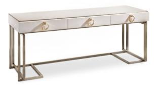 La grande scrivania Voyage di Cantori ha una base lineare in metallo nella finitura bronzo e il piano in legno rivestito in pelle chiara. Le maniglie gioiello dei tre cassetti sono impreziosite dalla finitura oro pallido e sono realizzate interamente a mano. Misura L 180 x P 62 x H 78 cm. Prezzo a partire da 5.610 euro. www.cantori.it La grande scrivania Voyage di Cantori ha una base lineare in metallo nella finitura bronzo e il piano in legno rivestito in pelle chiara. Le maniglie gioiello dei tre cassetti sono impreziosite dalla finitura oro pallido e sono realizzate interamente a mano. Misura L 180 x P 62 x H 78 cm. Prezzo a partire da 5.610 euro. www.cantori.it