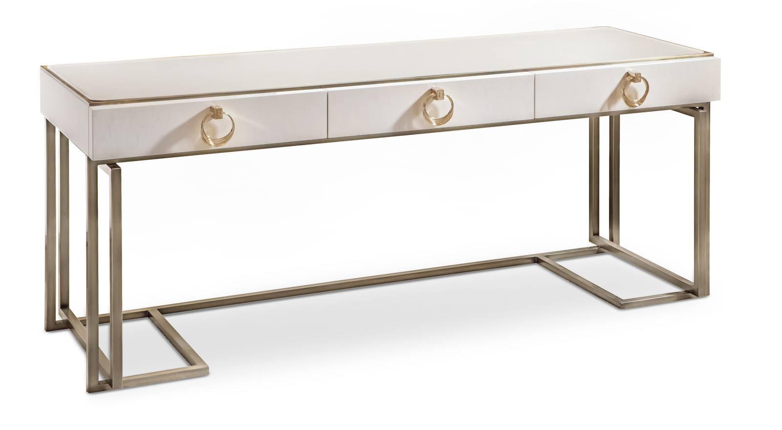 La grande scrivania Voyage di Cantori ha una base lineare in metallo nella finitura bronzo e il piano in legno rivestito in pelle chiara. Le maniglie gioiello dei tre cassetti sono impreziosite dalla finitura oro pallido e sono realizzate interamente a mano. Misura L 180 x P 62 x H 78 cm. Prezzo a partire da 5.610 euro. www.cantori.it La grande scrivania Voyage di Cantori ha una base lineare in metallo nella finitura bronzo e il piano in legno rivestito in pelle chiara. Le maniglie gioiello dei tre cassetti sono impreziosite dalla finitura oro pallido e sono realizzate interamente a mano. Misura L 180 x P 62 x H 78 cm. Prezzo a partire da 5.610 euro. www.cantori.it