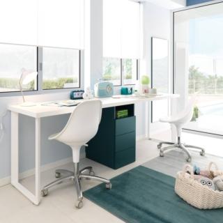 Frassino bianco per il grande piano della scrivania per due KC415 di Moretti Compact che è stata posizionata sotto una finestra per avere una corretta illuminazione, godendo della luce naturale in tutte le ore della giornata. La cassettiera completamente in laccato verde pavone crea un piacevole contrasto e separa le due postazioni. Misura L 250 x P 60 x H 78,5 cm. Prezzo 629 euro. www.moretticompact.com Frassino bianco per il grande piano della scrivania per due KC415 di Moretti Compact che è stata posizionata sotto una finestra per avere una corretta illuminazione, godendo della luce naturale in tutte le ore della giornata. La cassettiera completamente in laccato verde pavone crea un piacevole contrasto e separa le due postazioni. Misura L 250 x P 60 x H 78,5 cm. Prezzo 629 euro. www.moretticompact.com