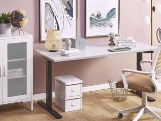 Ampio ed essenziale lo scrittoio Destin II di Beliani che è regolabile in altezza grazie ad un pratico e comodo meccanismo a manovella. Il piano rettangolare è in melammina bianca, i sostegni con una linea essenziale sono in acciaio nero. Misura L 180 x P 70 x H 76/116 cm. Prezzo 349,99 euro. www.beliani.it Ampio ed essenziale lo scrittoio Destin II di Beliani che è regolabile in altezza grazie ad un pratico e comodo meccanismo a manovella. Il piano rettangolare è in melammina bianca, i sostegni con una linea essenziale sono in acciaio nero. Misura L 180 x P 70 x H 76/116 cm. Prezzo 349,99 euro. www.beliani.it