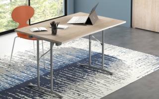 Ha una linea essenziale il tavolo scrittoio Flex di Mondo Convenienza che ha il piano nella finitura effetto rovere chiaro; i sostegni pieghevoli sono in metallo. La grande profondità permette di utilizzarlo da entrambi i lati dando vita a due postazioni frontali. È richiudibile per ottimizzare lo spazio quando non serve. Misura L 125 x P 80 x H 75 cm. Prezzo 109 euro. www.mondoconv.it Ha una linea essenziale il tavolo scrittoio Flex di Mondo Convenienza che ha il piano nella finitura effetto rovere chiaro; i sostegni pieghevoli sono in metallo. La grande profondità permette di utilizzarlo da entrambi i lati dando vita a due postazioni frontali. È richiudibile per ottimizzare lo spazio quando non serve. Misura L 125 x P 80 x H 75 cm. Prezzo 109 euro. www.mondoconv.it