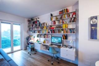 Fa parte di un sistema modulare e componibile di Kriptonite la zona home working composta da due postazioni sospese. Il piano scrivania è impiallacciato in Rovere con montanti in alluminio verniciato bianco opaco. Misura L 75,5 x P 45 x H 2 cm. La comoda cassettiera doppia è realizzata in alluminio verniciato bianco opaco. Misura L 75,5 x P 45 x H 40 cm. Prezzo 870 euro (per il set composto da un piano e da una cassettiera). www.kriptonite.com Fa parte di un sistema modulare e componibile di Kriptonite la zona home working composta da due postazioni sospese. Il piano scrivania è impiallacciato in Rovere con montanti in alluminio verniciato bianco opaco. Misura L 75,5 x P 45 x H 2 cm. La comoda cassettiera doppia è realizzata in alluminio verniciato bianco opaco. Misura L 75,5 x P 45 x H 40 cm. Prezzo 870 euro (per il set composto da un piano e da una cassettiera). www.kriptonite.com