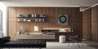 Il sistema Self Plan di Rimadesio è una composizione sospesa a parete, integrabile nella boiserie Modulor, nella versione scrittoio. Sono presenti alcuni pratici cassettini in similpelle ed è attrezzato con elemento passacavi per una postazione home working funzionale in grado di ospitare due pouf. La struttura è realizzata in alluminio nella finitura bronzo, il top e lo schienale sono disponibili in similpelle argilla; inoltre sono presenti una serie di vani a giorno in rovere termo trattato. Prezzo su richiesta. www.rimadesio.it Il sistema Self Plan di Rimadesio è una composizione sospesa a parete, integrabile nella boiserie Modulor, nella versione scrittoio. Sono presenti alcuni pratici cassettini in similpelle ed è attrezzato con elemento passacavi per una postazione home working funzionale in grado di ospitare due pouf. La struttura è realizzata in alluminio nella finitura bronzo, il top e lo schienale sono disponibili in similpelle argilla; inoltre sono presenti una serie di vani a giorno in rovere termo trattato. Prezzo su richiesta. www.rimadesio.it