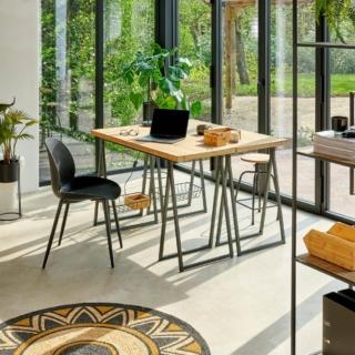 Il piano in MDF effetto legno della scrivania Treto di CASA è sorretto da sostegni a cavalletto in metallo nero corredati di un comodo cestino. La profondità ridotta permette di accostare due scrivanie coordinate per dare vita ad una postazione di lavoro doppia. Misura L 120 x P 50 x H 75 cm. Prezzo 109 euro. www.casashops.com Il piano in MDF effetto legno della scrivania Treto di CASA è sorretto da sostegni a cavalletto in metallo nero corredati di un comodo cestino. La profondità ridotta permette di accostare due scrivanie coordinate per dare vita ad una postazione di lavoro doppia. Misura L 120 x P 50 x H 75 cm. Prezzo 109 euro. www.casashops.com