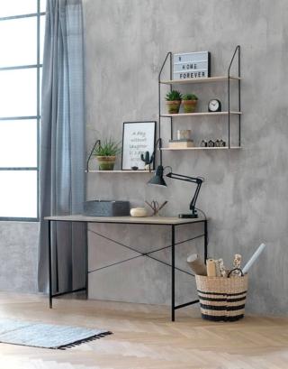 Ha un ottimo rapporto qualità/prezzo la scrivania Vandborg di Jysk che, grazie all’esile struttura di sostegno in acciaio nero, permette di ospitare due postazioni di lavoro affiancate. Il piano è in laminato effetto legno chiaro. Misura L 120 x P 60 x H 75 cm. Prezzo 69,95 euro. www.jysk.it Ha un ottimo rapporto qualità/prezzo la scrivania Vandborg di Jysk che, grazie all’esile struttura di sostegno in acciaio nero, permette di ospitare due postazioni di lavoro affiancate. Il piano è in laminato effetto legno chiaro. Misura L 120 x P 60 x H 75 cm. Prezzo 69,95 euro. www.jysk.it