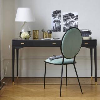 Tre cassetti per la scrivania nera elegantemente classica Novani di La Redoute Interieurs che può accogliere due sedute affiancate. È realizzata in legno di betulla massello e MDF laccato nero; le maniglie dei cassetti e i puntali dei piedi in acciaio nella finitura ottone la impreziosiscono. Misura L 130 x P 55 x H 75 cm. Prezzo 429 euro. www.laredoute.it Tre cassetti per la scrivania nera elegantemente classica Novani di La Redoute Interieurs che può accogliere due sedute affiancate. È realizzata in legno di betulla massello e MDF laccato nero; le maniglie dei cassetti e i puntali dei piedi in acciaio nella finitura ottone la impreziosiscono. Misura L 130 x P 55 x H 75 cm. Prezzo 429 euro. www.laredoute.it