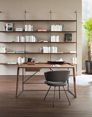 Ha il piano in legno impiallacciato in pregiato Noce Canaletto la scrivania Scriba di Bonaldo caratterizzata da una rigorosa struttura in metallo verniciato. È presente una piccola mensola rivestita in cuoio colorato. Misura L 150 x P 70 x H 81 cm. Prezzo a partire da 2.258 euro. www.bonaldo.com Ha il piano in legno impiallacciato in pregiato Noce Canaletto la scrivania Scriba di Bonaldo caratterizzata da una rigorosa struttura in metallo verniciato. È presente una piccola mensola rivestita in cuoio colorato. Misura L 150 x P 70 x H 81 cm. Prezzo a partire da 2.258 euro. www.bonaldo.com