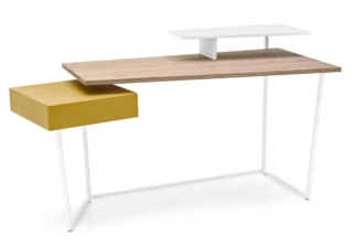Una forma insolita e contemporanea per il modello Layers di Calligaris che sembra composto da elementi sospesi che si combinano in una soluzione leggera e asimmetrica. La struttura è in tubo di metallo verniciato bianco ottico opaco a sezione quadrata, il piano è in legno chiaro impiallacciato. L’alzatina bianca e il cassetto giallo ocra sono fissati asimmetricamente al piano. Misura L 162 x P 72 x H 88 cm. Prezzo a partire da 1.162 euro. www.calligaris.com Una forma insolita e contemporanea per il modello Layers di Calligaris che sembra composto da elementi sospesi che si combinano in una soluzione leggera e asimmetrica. La struttura è in tubo di metallo verniciato bianco ottico opaco a sezione quadrata, il piano è in legno chiaro impiallacciato. L’alzatina bianca e il cassetto giallo ocra sono fissati asimmetricamente al piano. Misura L 162 x P 72 x H 88 cm. Prezzo a partire da 1.162 euro. www.calligaris.com