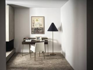 Lo scrittoio Zac di Bontempi Casa è completato dalla presenza di due vaschette contenitore in acciaio laccato ottone anticato come la struttura. Il piano e i due cassetti sono in legno impiallacciato rovere spessart con una raffinata colorazione scura. Misura L 133 x P 67 x H 75/88 cm. Prezzo 1.451,80 euro. www.bontempi.it Lo scrittoio Zac di Bontempi Casa è completato dalla presenza di due vaschette contenitore in acciaio laccato ottone anticato come la struttura. Il piano e i due cassetti sono in legno impiallacciato rovere spessart con una raffinata colorazione scura. Misura L 133 x P 67 x H 75/88 cm. Prezzo 1.451,80 euro. www.bontempi.it