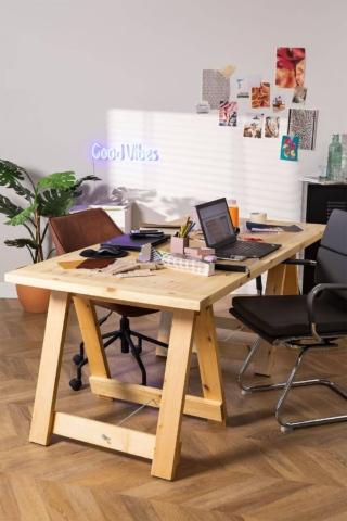 Il tavolo scrittoio pieghevole Anic di Sklum è completamente realizzato in legno naturale di olmo ecologico di ottima qualità e ha uno stile piacevolmente rustico. È solido e stabile, inoltre permette di ospitare comodamente due postazioni di lavoro frontali. Misura L 180 x P 90 x H 76 cm. Prezzo 214,95 euro. www.sklum.com Il tavolo scrittoio pieghevole Anic di Sklum è completamente realizzato in legno naturale di olmo ecologico di ottima qualità e ha uno stile piacevolmente rustico. È solido e stabile, inoltre permette di ospitare comodamente due postazioni di lavoro frontali. Misura L 180 x P 90 x H 76 cm. Prezzo 214,95 euro. www.sklum.com