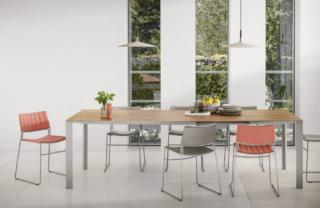 Il design essenziale rende leggero ed elegante il grande tavolo allungabile Akashi di Midj che è caratterizzato dagli angoli netti e scolpiti e dalle gambe squadrate in alluminio verniciato; il top  è impiallacciato legno chiaro, ma è disponibile in altri materiali. Misura L 160/210 x P 100 x H 75 cm. Prezzo a partire da 2.882,86 euro. www.midj.com