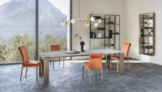 Ha quattro gambe importanti in metallo verniciato Ottone spazzolato a mano il tavolo Atlantis di Riflessi con il piano allungabile in ceramica Calacatta Oro Lucido; è disponibile in tre formati. Il sistema di estensione è composto da un' allunga unica a libro coordinata nella finitura con il top.  Misura L 160/240 x P 90 x H 74 cm. Prezzo 4.624 euro. www.riflessi.it